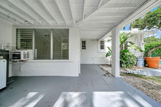 Building Photo - 5960 SW 47th St