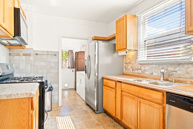 Building Photo - Charming Oakland Oasis with Detached Works...