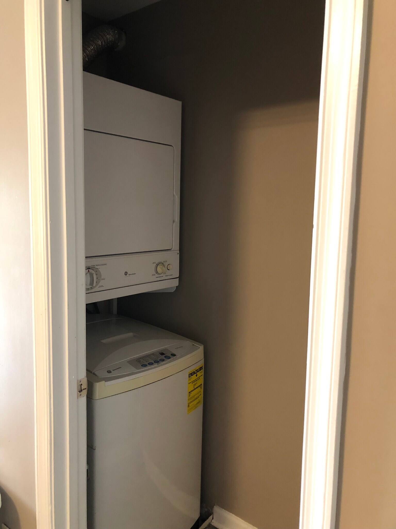 In unit washer / dryer - 1366 Hunters Rd