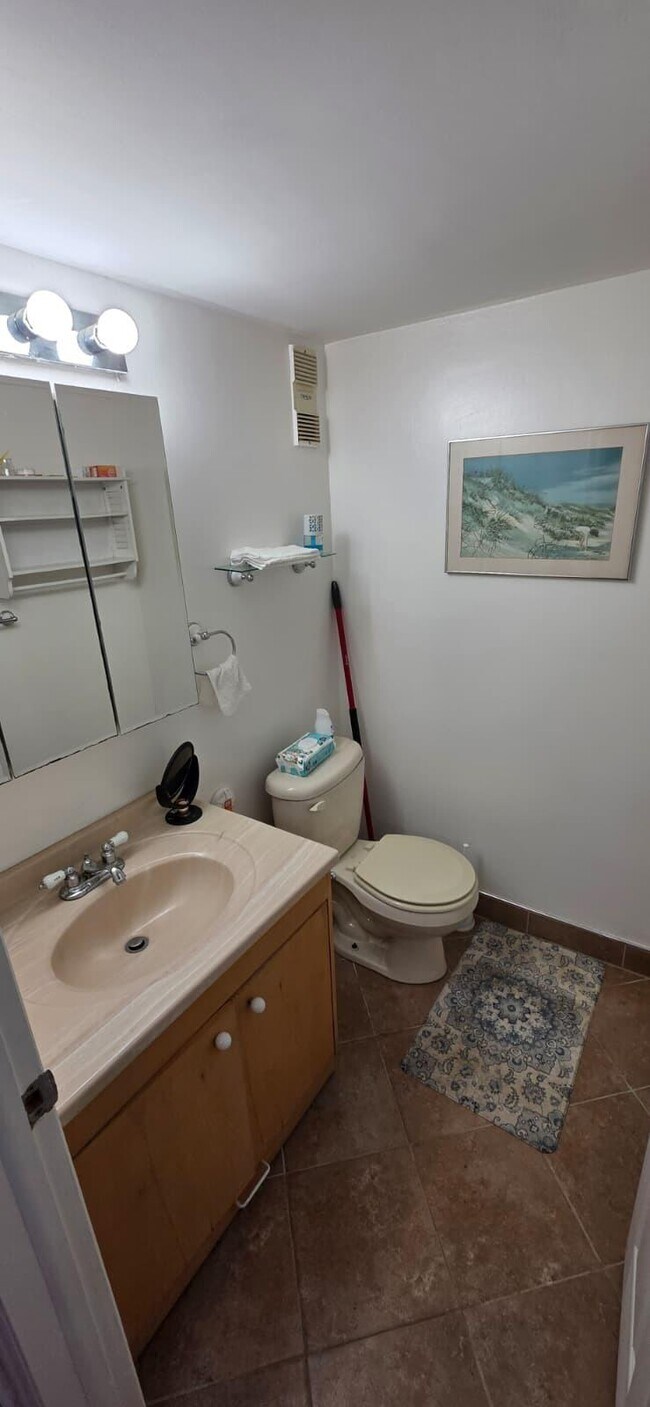 Building Photo - 725 Lori Dr