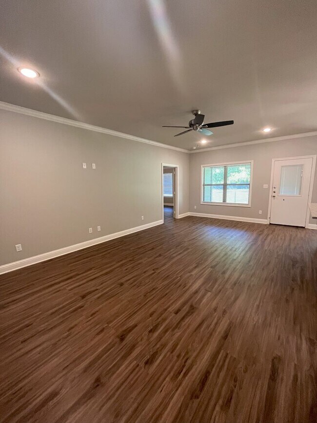 Building Photo - Country Heights #502