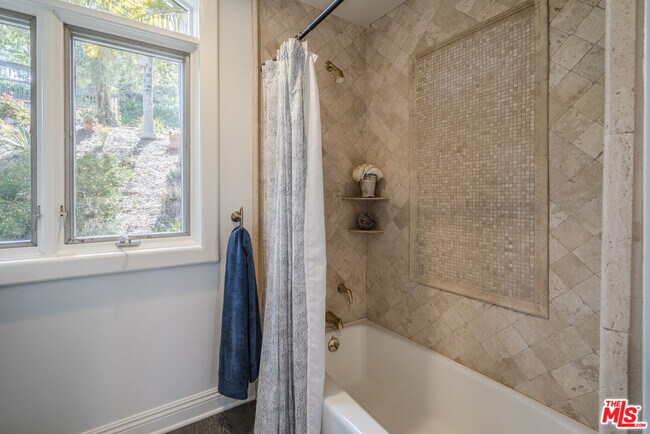 Building Photo - 7036 Grasswood Ave