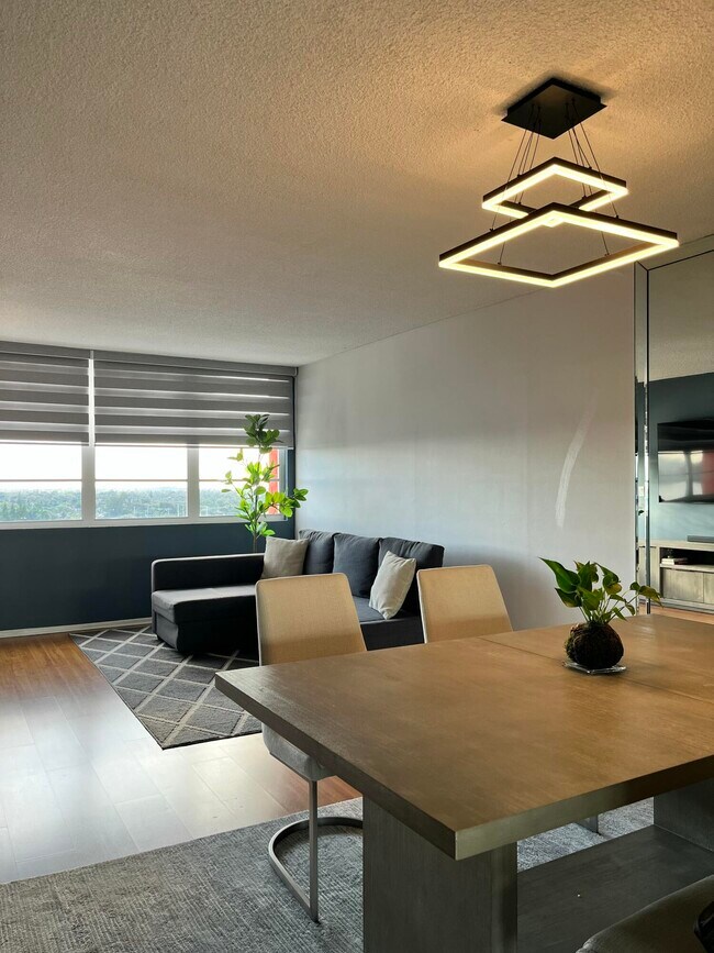 Building Photo - 1301 NE Miami Gardens Dr