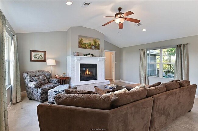 Building Photo - 7 acres with 5 bed, 3 bath less than 25 minutes from town!