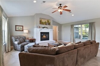 Building Photo - 7 acres with 5 bed, 3 bath less than 25 mi...