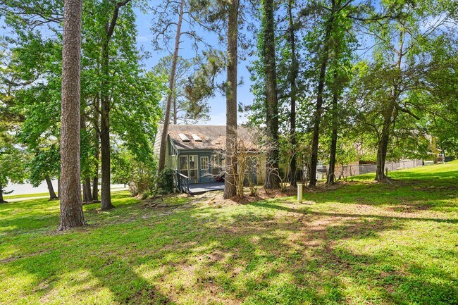 Building Photo - 9 Lakeview Manor