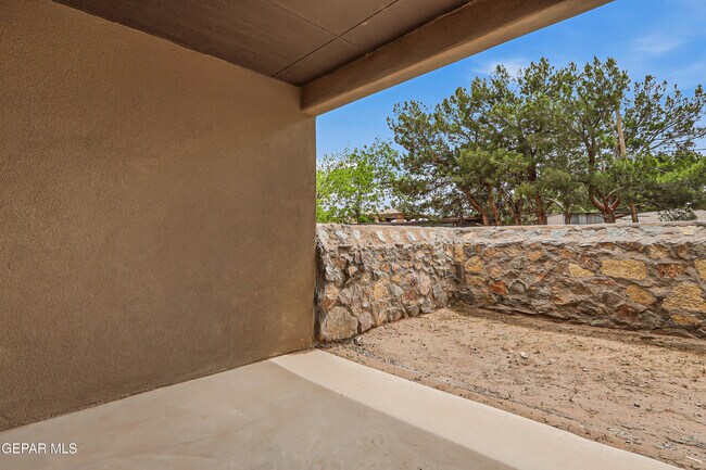 Building Photo - 11500 Summer Dr