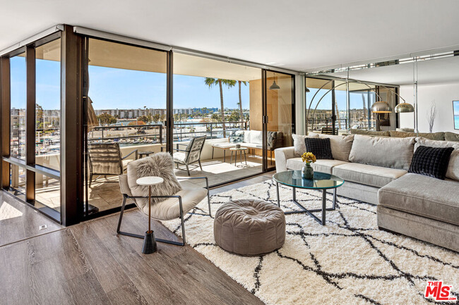 Building Photo - 4267 Marina City Dr