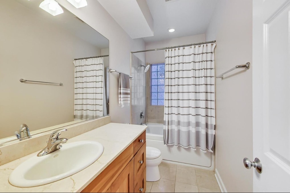 Building Photo - 2627 W Belmont Ave