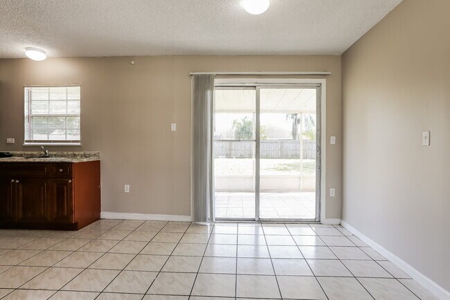 Building Photo - 1983 SE Floresta Dr