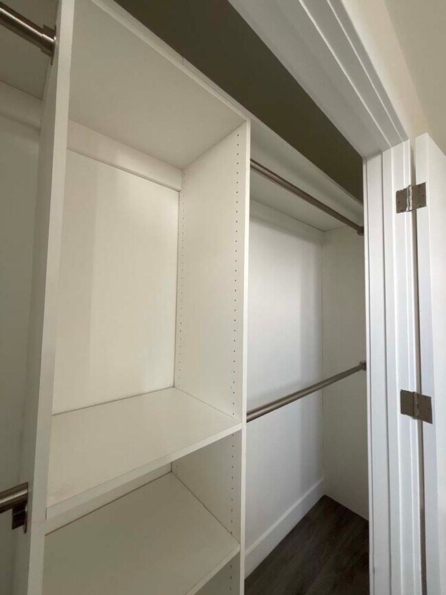 Building Photo - 915 Broadway St