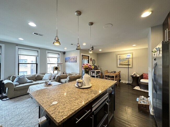 Building Photo - 907 N Damen Ave