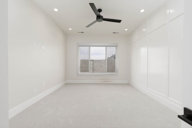Building Photo - Stunning  4 bed | 3 bath | 3 car garage cu...