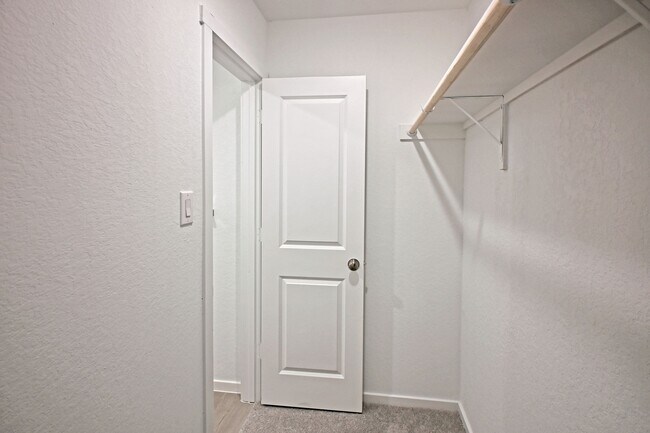 Building Photo - 1601 Tiptop Mdw