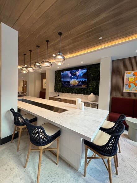 Building Photo - 1640 NE 125th St