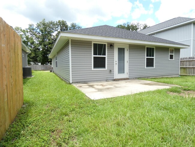 Building Photo - Prime Pensacola Location