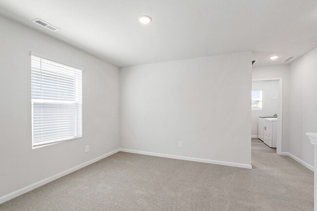 Building Photo - Stunning 3-Bedroom Residence in Oak Manor,...