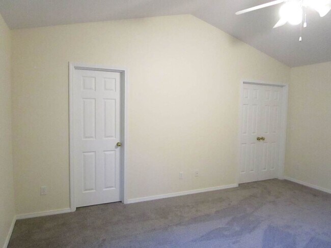 Building Photo - 3 Bedroom, 2 Bathroom Rambler located in A...