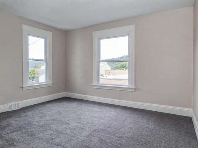 Building Photo - 2 bedroom House New Brighton