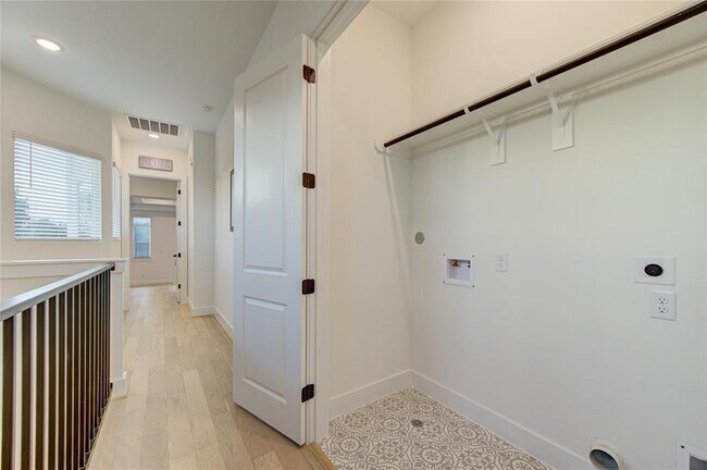 Building Photo - 816 E 38th St