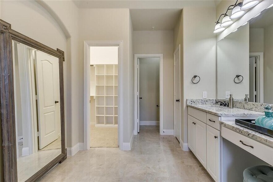 master bathroom - 580 Hampshire Dr