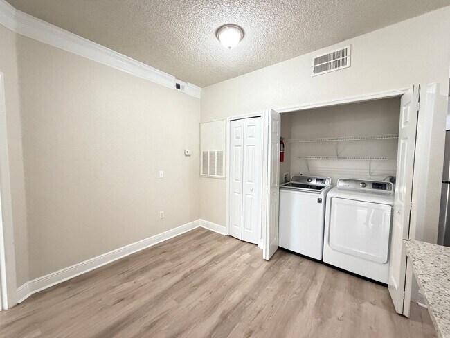 Building Photo - 13015 Plantation Park Cir