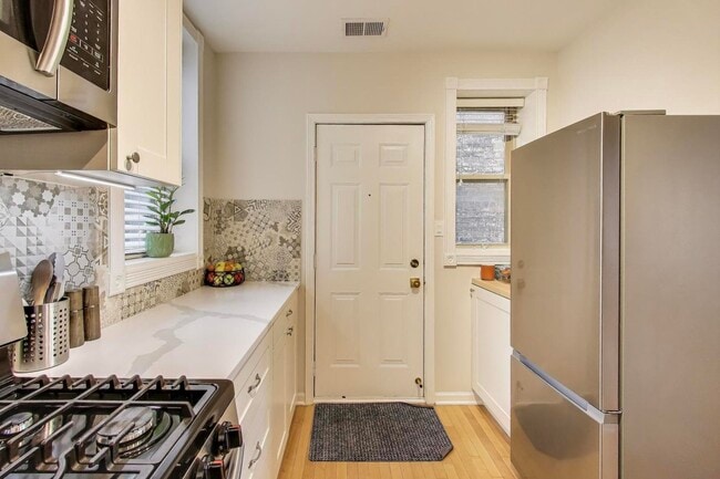 Building Photo - 600 N La Grange Rd