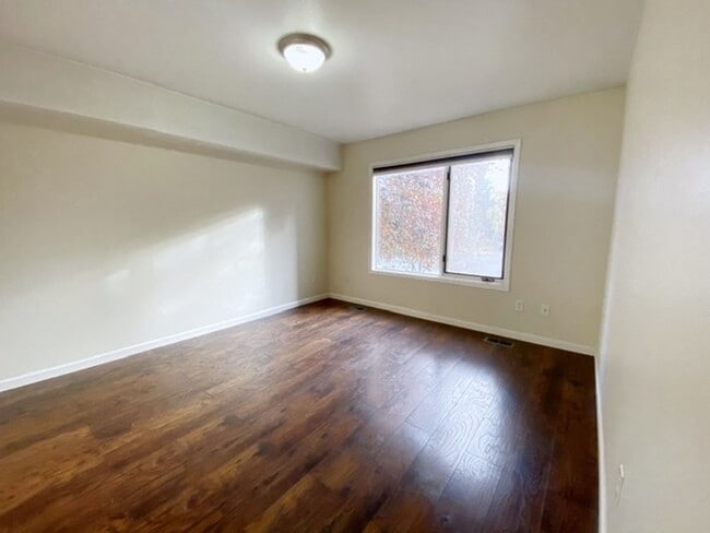 Building Photo - South Anchorage Condo with Balcony, Garage...