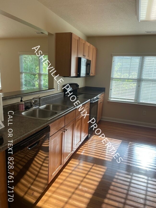 Building Photo - 120 Little Fox Ln