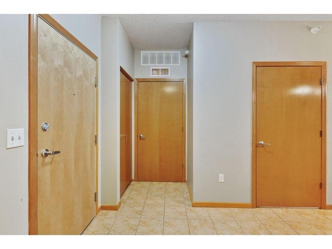 Building Photo - 2565 Franklin Ave