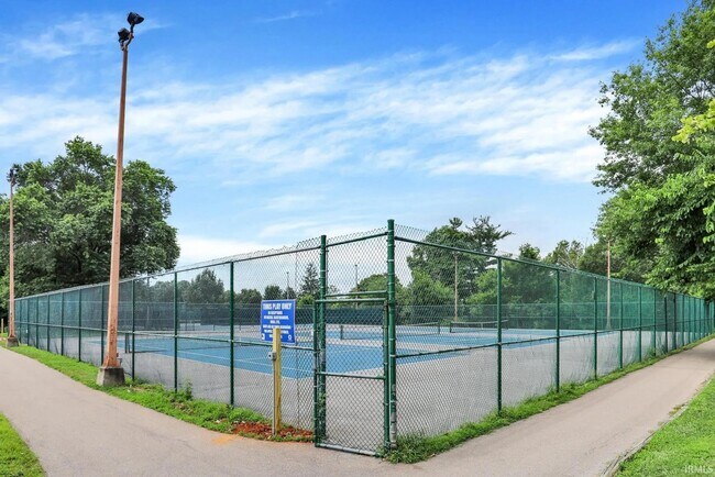 Building Photo - 916 E Maxwell Ln