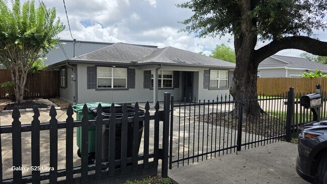 Building Photo - 2098 Harland Dr