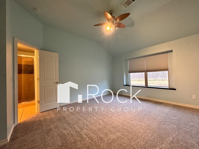 Building Photo - 3 Bedroom Home in North Norman with New Carpet **Move in by January 1st and enjoy HALF OFF your f...