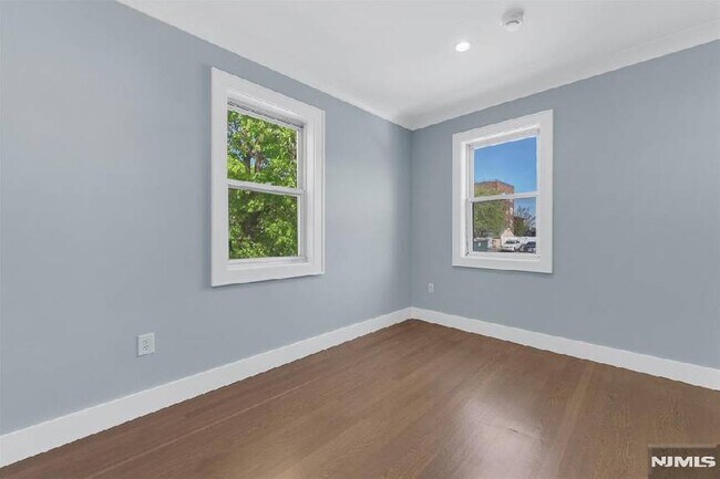 Building Photo - Renovated Modern 2 Bedroom -  No Fee