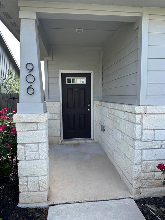 Building Photo - 906 Main St