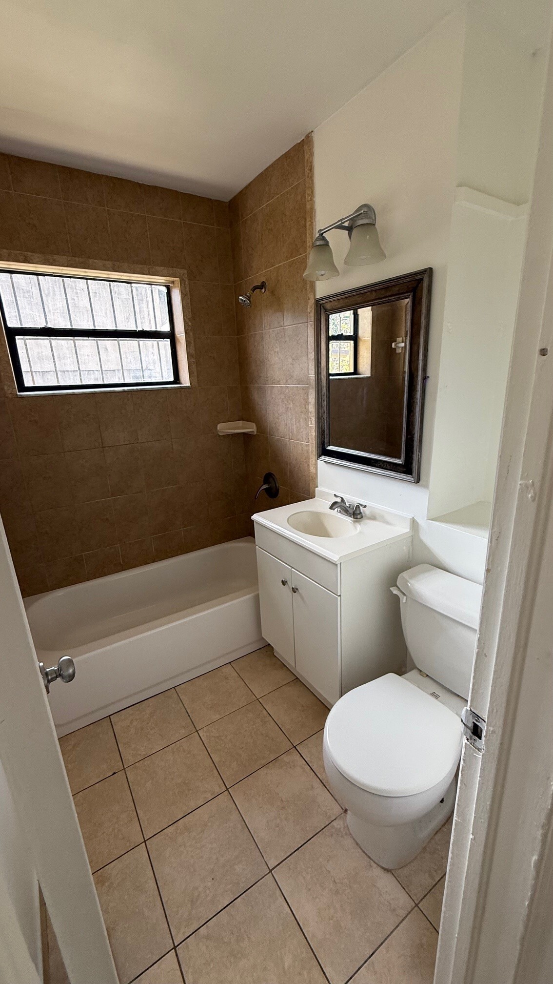 Building Photo - 1708 Lauderdale Manor Dr