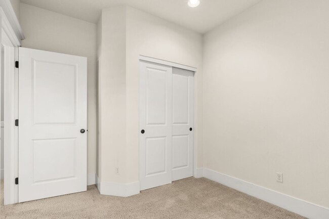 Building Photo - Must See! Luxury Townhome in West Sylvan Hills - Clubhouse/Pool/Garage!