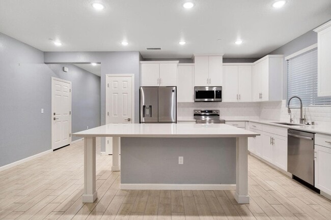 Building Photo - 141 Reunion Wy S