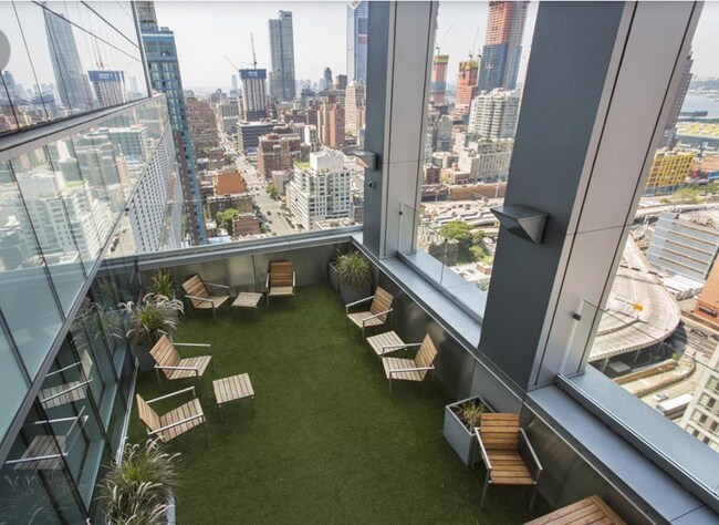 Building Photo - 350 W 42nd St