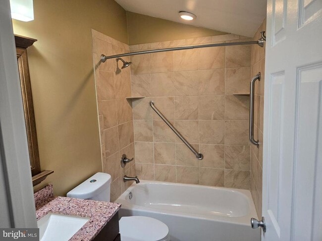 Building Photo - 33 S Ann St