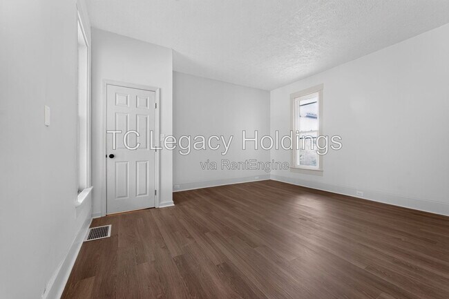 Building Photo - 502 Cottage Ave