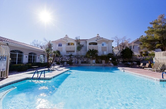 Building Photo - Downstairs condo located in Summerlin