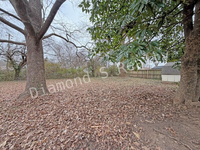 Building Photo - 3 Bedroom Home Close to Sunshine and 65!