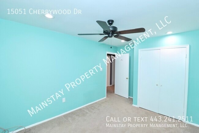 Building Photo - Updated End Unit Townhome W/ Fenced in Yard!