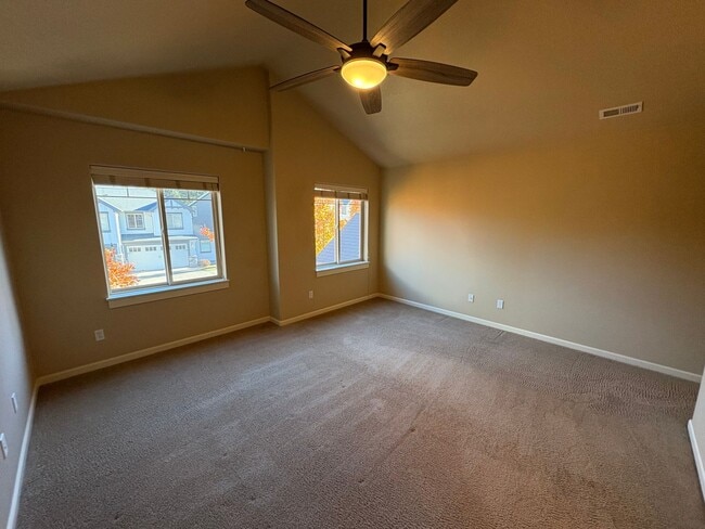 Building Photo - Beautiful 3 Bed/2.5 Bath Townhome in SE Be...