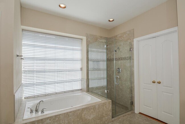Building Photo - 910 Chinni Ct