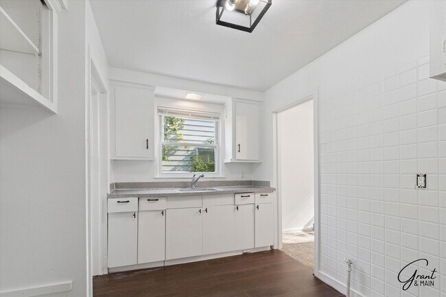 Building Photo - 3 Bedroom - 1 Bath- $1,150.00