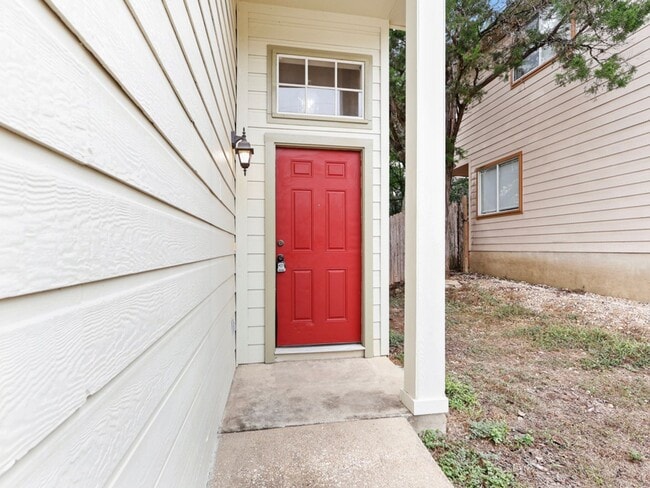 Building Photo - Stylish & Spacious 3-Bedroom Home Perfect for Students and Families