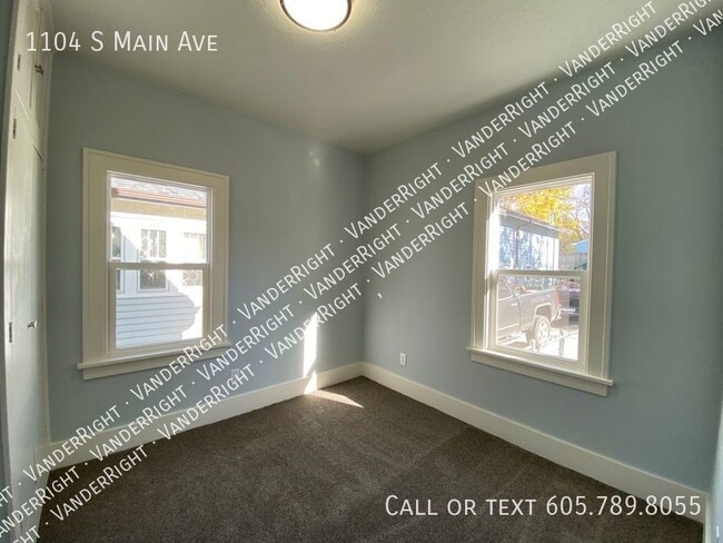 Building Photo - Charming 3 Bedroom House With Office & Fen...