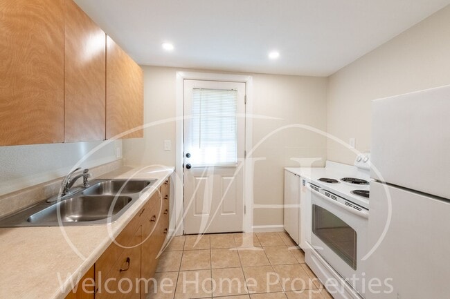 Building Photo - 1 bedroom with Peaceful Back Yard on Quiet...